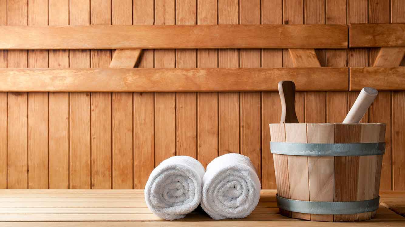 &Eacute;quipement de sauna et serviettes dans un sauna. 